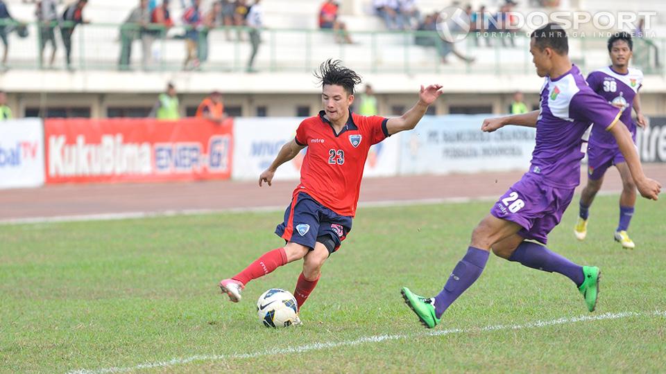 Pemain Persita Handi (jersey no 26) mencoba menghalau serangan pemain PBR Kim Kurniawan (jersey no 23) pada pertandingan penentuan delapan besar di stadion Singaperbangsa, Karawang, Jumat (05/09/14).